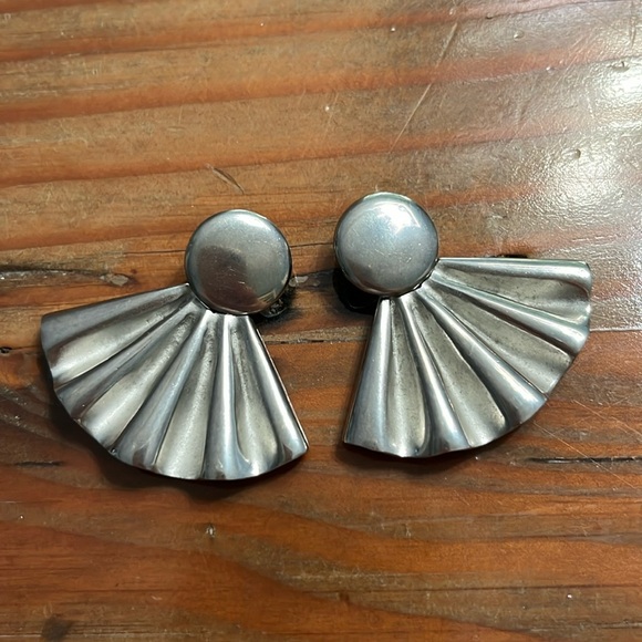 Jewelry - Vintage Silver Tone Fan Earrings